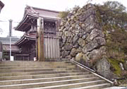 会場瑞泉寺（堅固な堡塁が寺院を囲む）