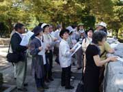 高橋さんの説明を聞く