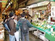 錦市場 京野菜「川政」前で