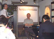 藤嶋俊会（世話人会代表：写真中央）